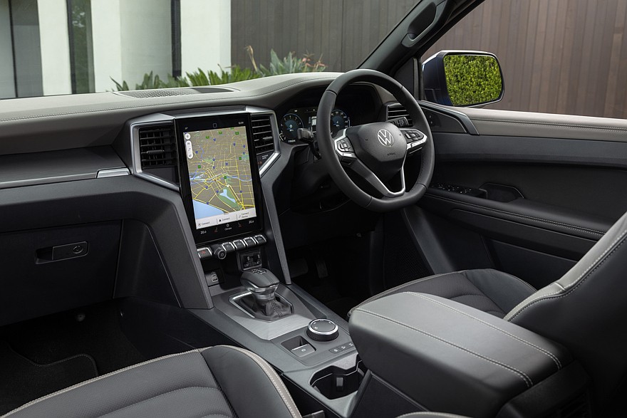 На фото: салон актуального пикапа Volkswagen Amarok (версии для Австралии)