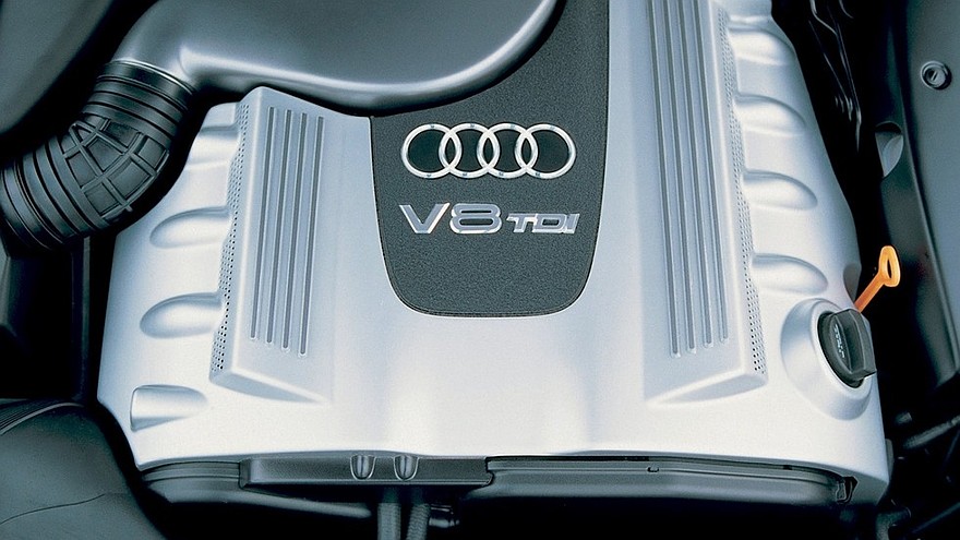 На фото: Под капотом Audi A8 3.3 TDI quattro (D2) '1999–2002