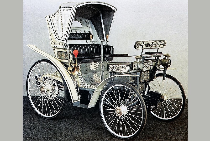 Одна из первых самоходных серийных машин фирмы Peugeot. 1892 год