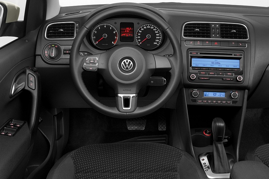 На фото: интерьер Volkswagen Polo Sedan '2010–15