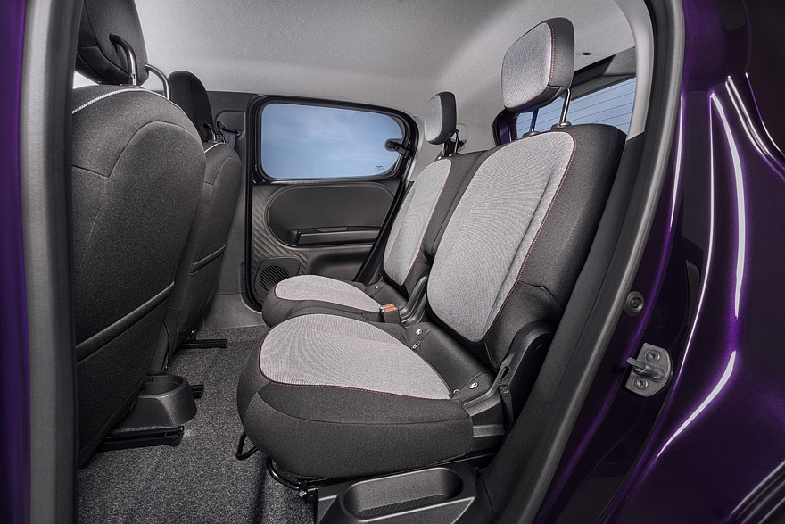 На фото: салон Nissan Pixo