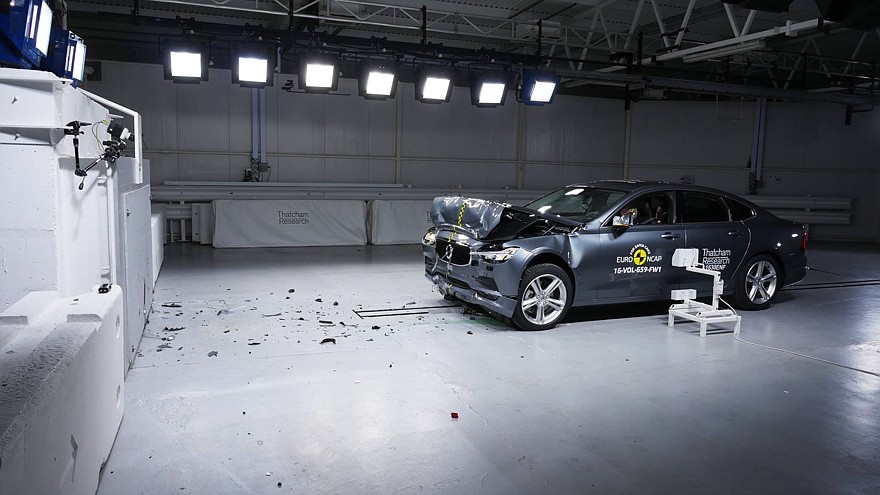 На фото: краш-тест автомобилей Volvo