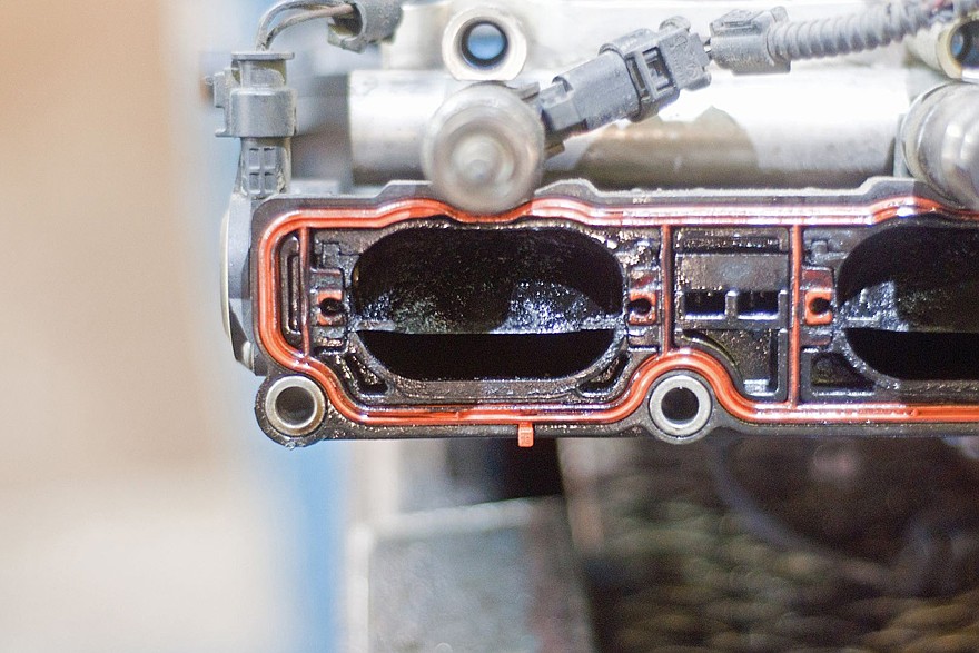 Впускной коллектор и впускной клапан мотора 1,8 TSI с пробегом 170 тысяч километров, Фото: Колеса.ру