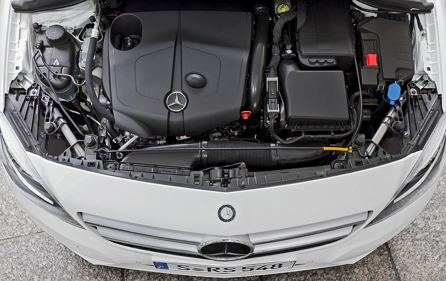 На фото: двигатель Mercedes-Benz B-Class 200 CDI
