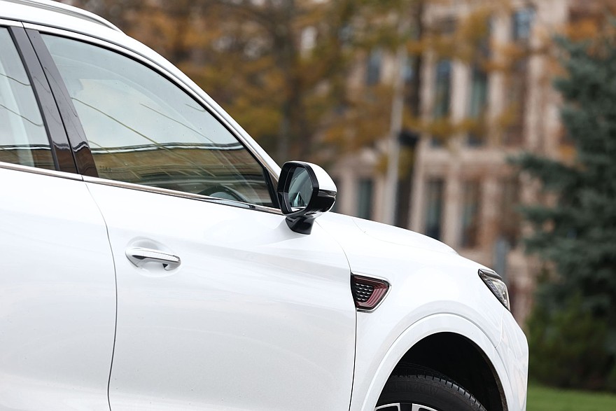 Больше не компромисс: необычный тест-драйв Hongqi HS5