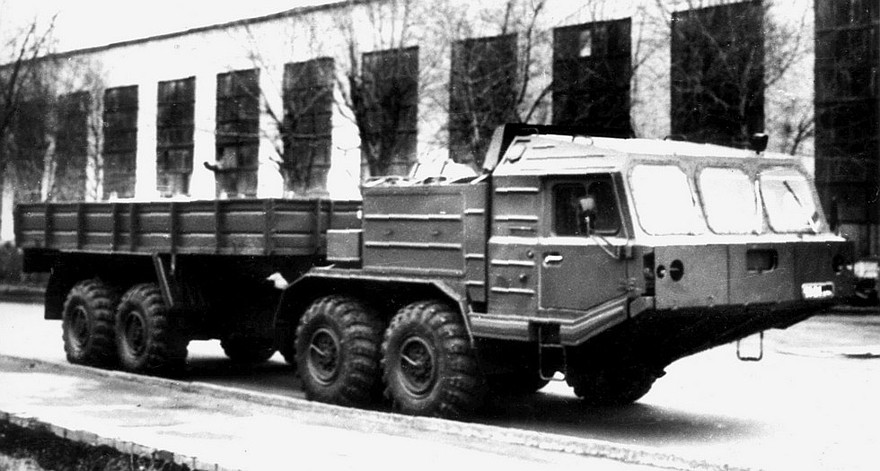 Длиннобазный двухмоторный 420-сильный грузовой автомобиль БАЗ-6954
