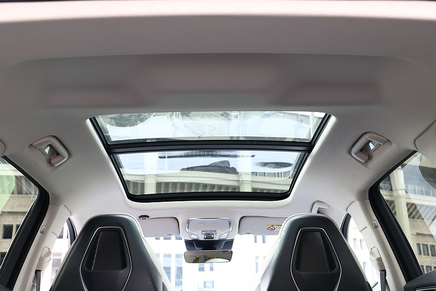 Красное знамя против четырёх колец: сравнительный тест Hongqi HS3 и Audi Q3