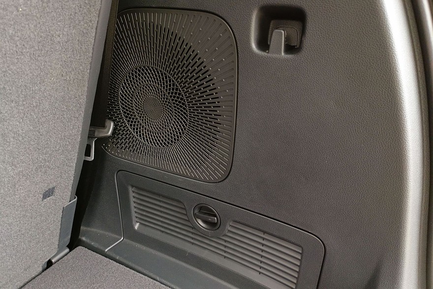 Крылатые габариты, немного эвкалипта и сила пользовательских настроек: тест-драйв Hongqi HS7