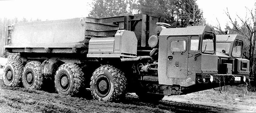 Испытания шасси МАЗ-7909 с двумя кабинами и коротким нагрузочным блоком (из архива СКБ-1 МАЗ)