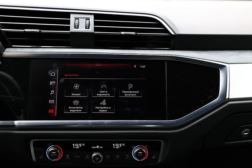 Красное знамя против четырёх колец: сравнительный тест Hongqi HS3 и Audi Q3