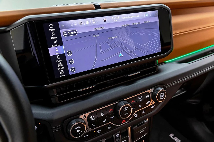 На фото: салон Rezvani Tank третьего поколения