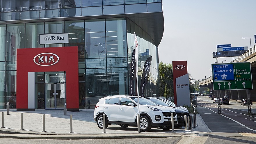 kia-dealer-center-london-02
