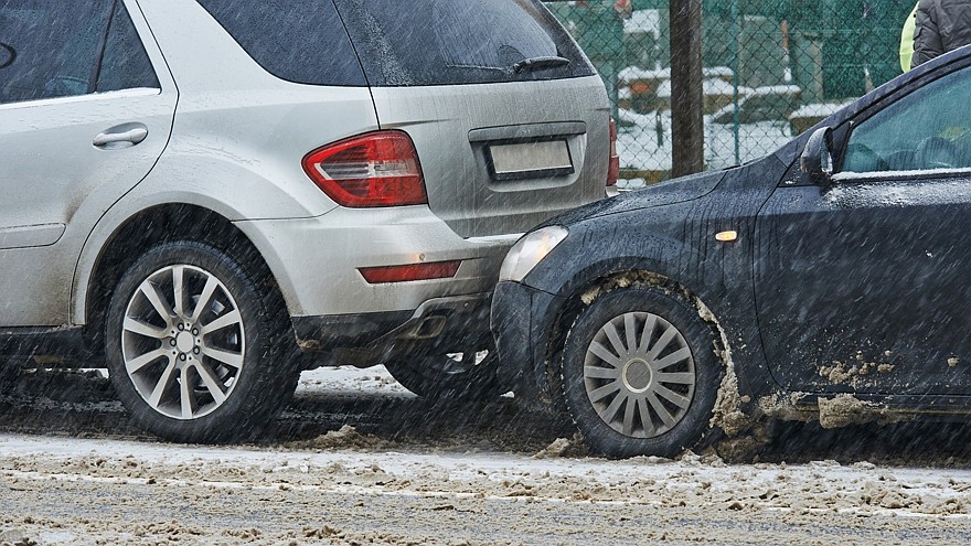 Аварии зимой – обычное явление как в городе на небольших скоростях, так и на загородных шоссе