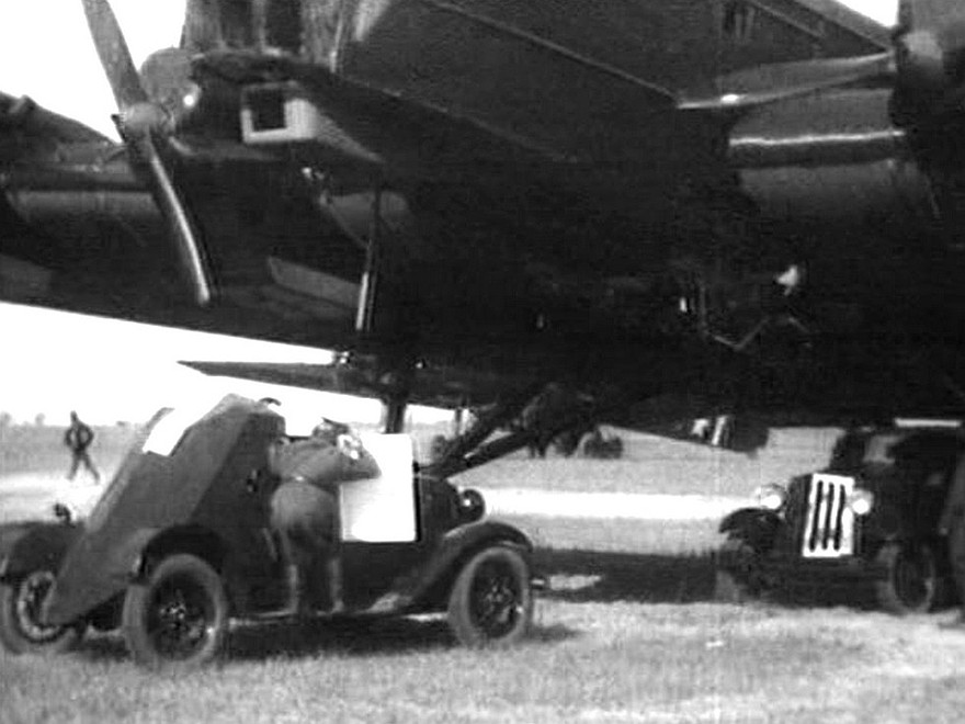 бронемашина Д-8 и бомбардировщик ТБ-3