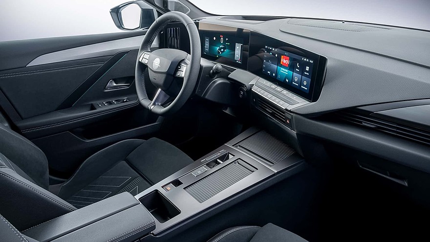 Обновлённый Opel Astra: премиальные фары, салон из вторсырья и батарейка побольше