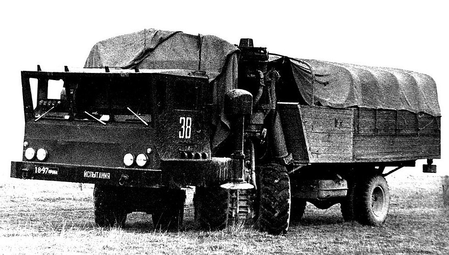Машина ЗИЛ-135МШ с передними поворотными стойками и макетом бортового кузова