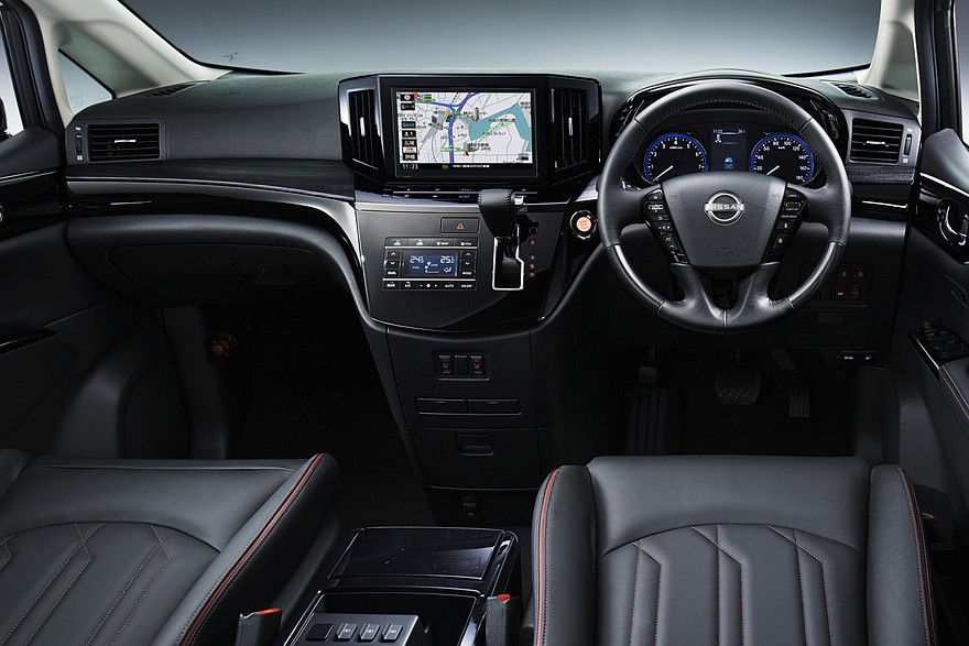 Nissan Elgrand предыдущего поколения