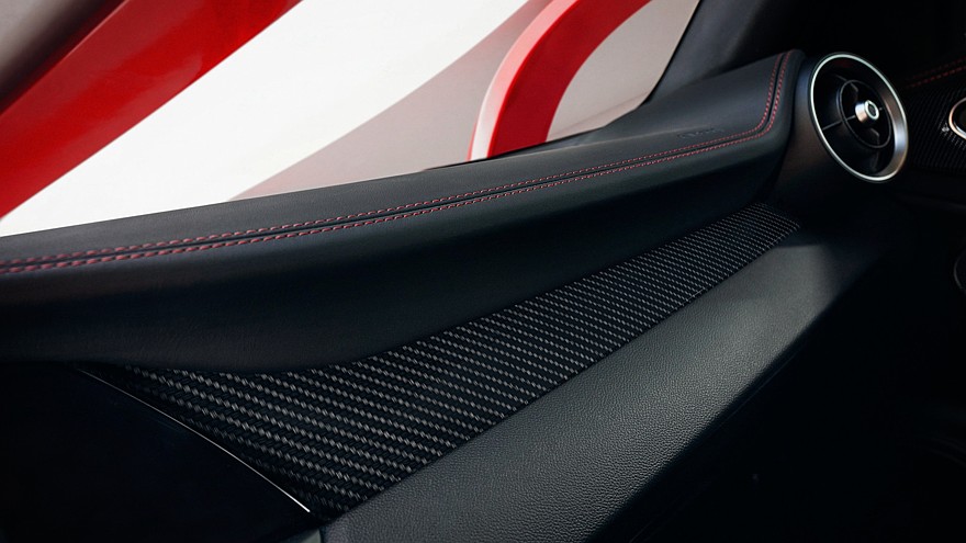 На фото: салон Alfa Romeo Giulia с пакетом Performance Pack