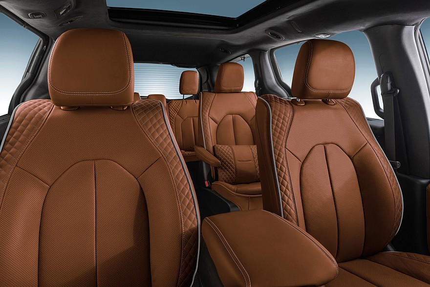 На фото: салон актуального минивэна Chrysler Pacifica