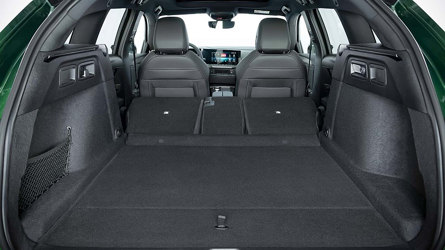 Обновлённый Opel Astra: премиальные фары, салон из вторсырья и батарейка побольше