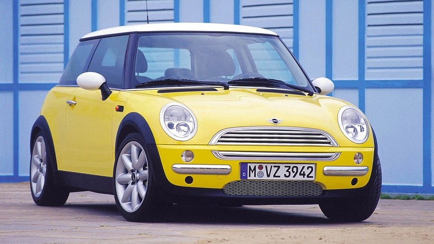 Mini Cooper '2001–04 жёлтый вид три четверти (1)