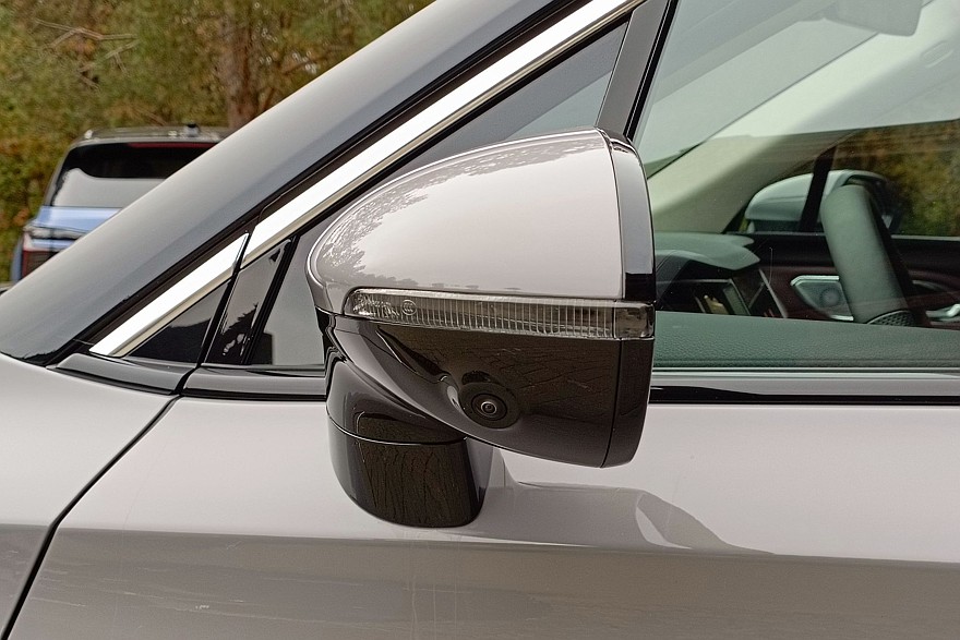 Крылатые габариты, немного эвкалипта и сила пользовательских настроек: тест-драйв Hongqi HS7