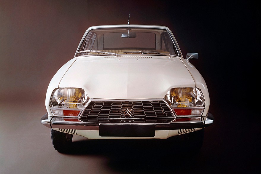 Отличить версию с РПД (второе и третье фото) от обычного GS можно было по более широким передним крыльям и увеличенной колее передних колёс