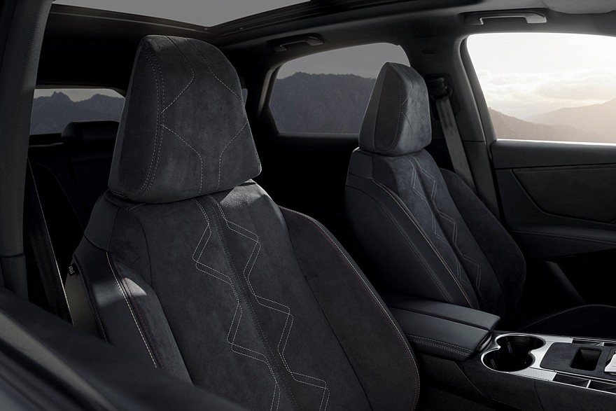 На фото: салон DS 7 Performance Line