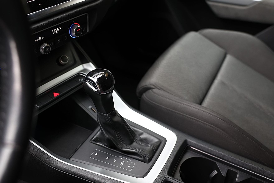 Красное знамя против четырёх колец: сравнительный тест Hongqi HS3 и Audi Q3