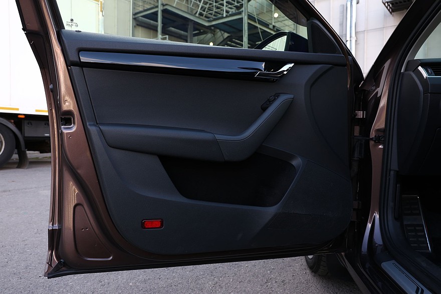 Skoda Octavia A7 с пробегом: ржавые пороги, дыры в дверях и комфортный салон из пластика