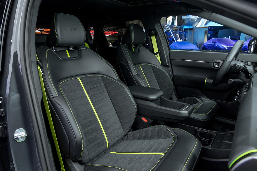 На фото: салон Kia EV4 GT