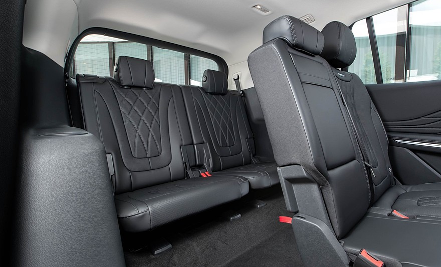 Крылатые габариты, немного эвкалипта и сила пользовательских настроек: тест-драйв Hongqi HS7