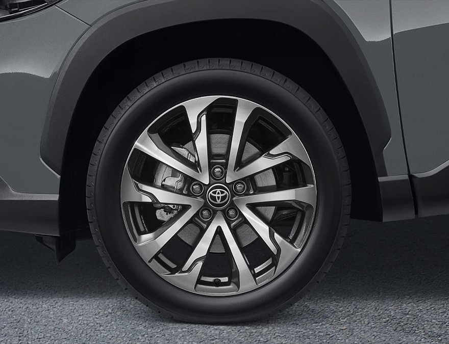На фото: паркетник Toyota Corolla Cross the 60th