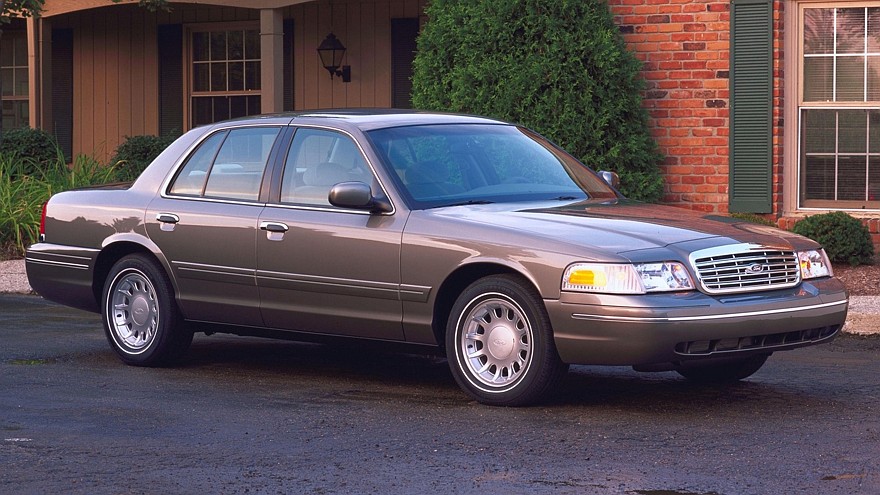 На фото: Ford Crown Victoria '1998–2011