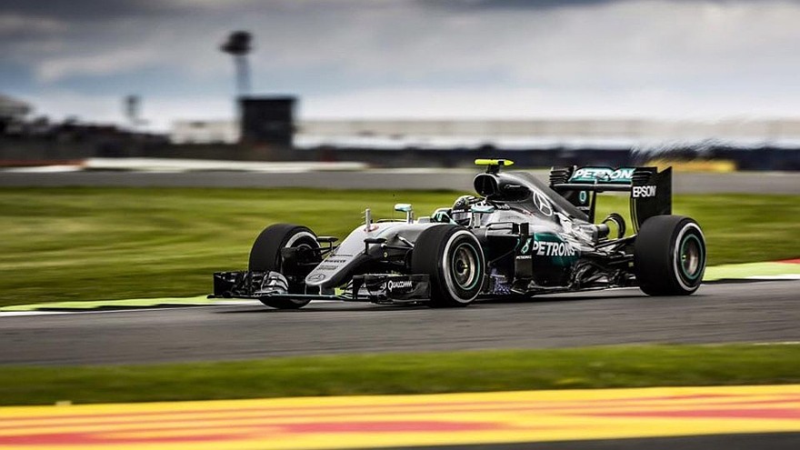 Конкуренция между пилотами Mercedes приносит команде больше популярности