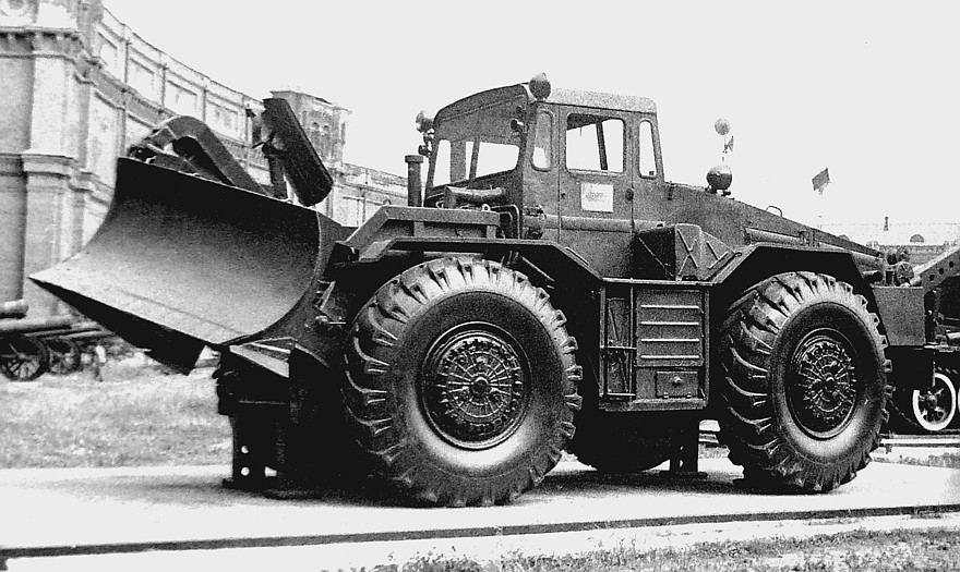 Тягач МАЗ-538 с передними управляемыми колесами и задним отвалом (фото автора)