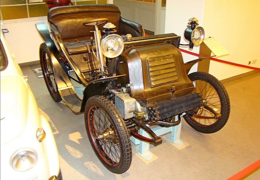 Переднеприводный автомобиль австрийской фирмы Graef. 1900 год (фото автора)