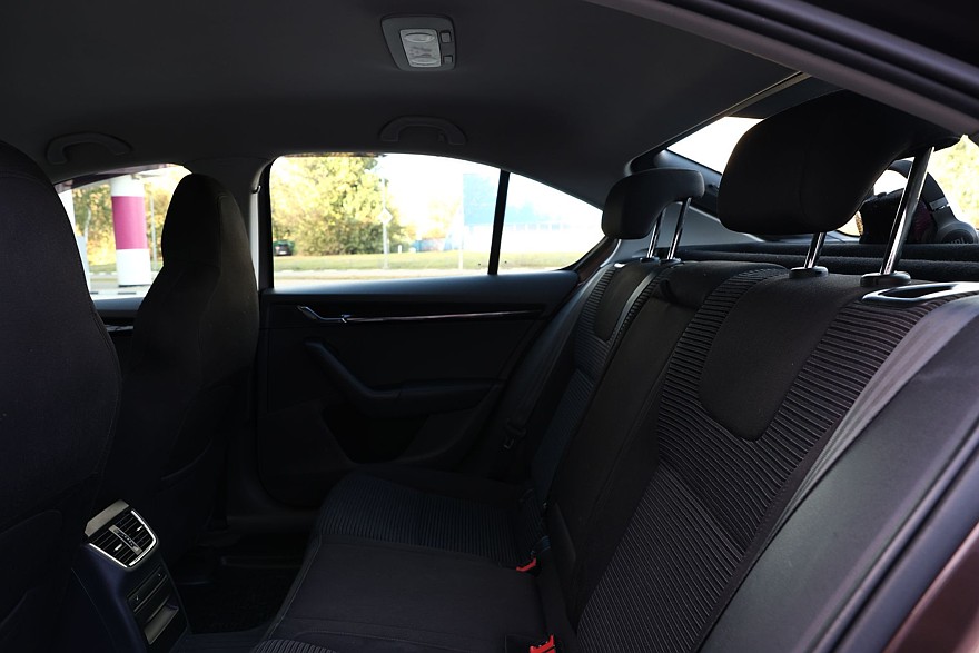 Skoda Octavia A7 с пробегом: ржавые пороги, дыры в дверях и комфортный салон из пластика