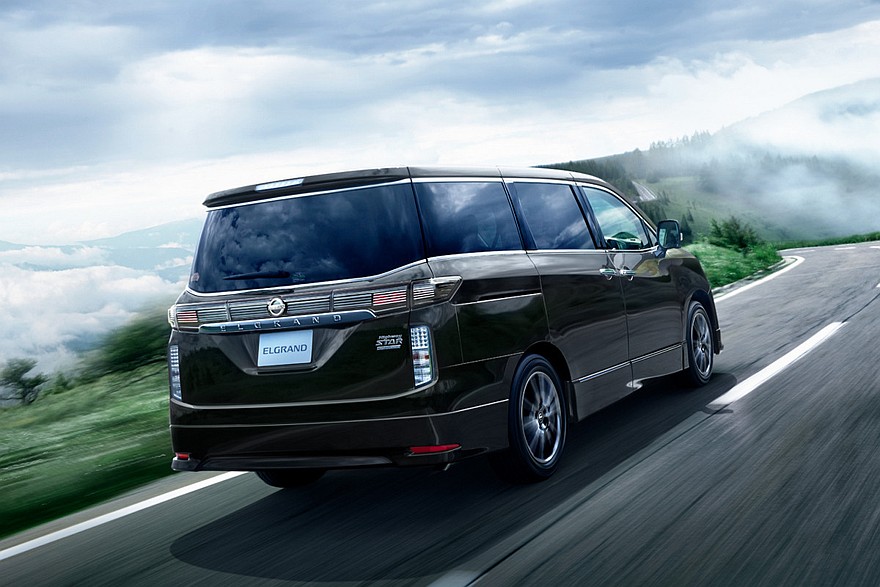 Nissan Elgrand предыдущего поколения