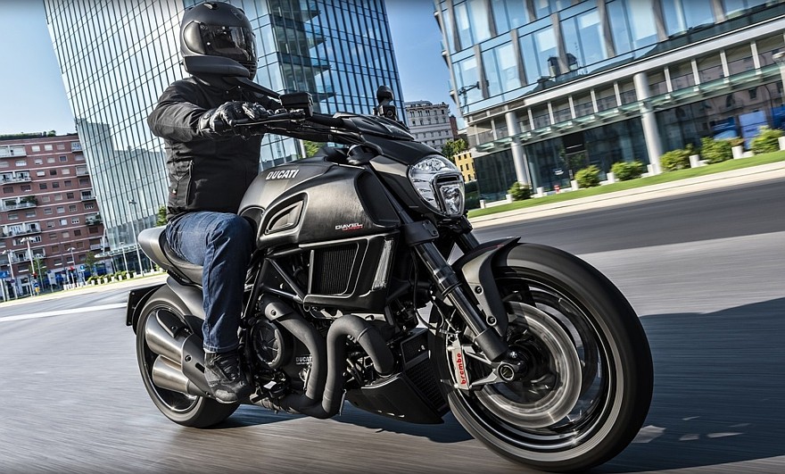 Diavel-Carbon_2016_Amb-012_1920x1080.mediagallery_output_image__1920x1080_-1260x760