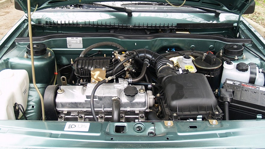 Двигатель 11183-20 объемом 1,6 литра был чуть мощнее и тяговитее обычной «полторашки». Визуально мотор можно отличить по пластиковому модулю впускного коллектора.