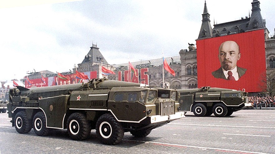 Ракетные установки комплекса 9К72 на Красной площади (из архива ИТАР-ТАСС)