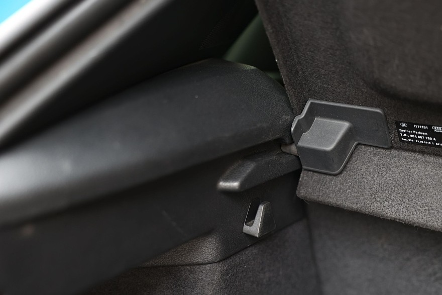 Красное знамя против четырёх колец: сравнительный тест Hongqi HS3 и Audi Q3