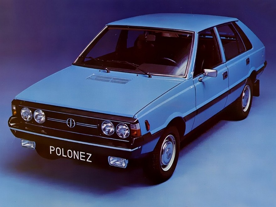 Ранние Polonez можно от личить по хромированным колпакам и корпусу наружного зеркала