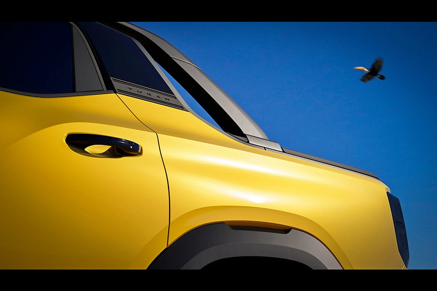 Сверху виднеется птица тукан, ассоциации с которой и должен вызывать пикап: мол, VW Tukan такой же «уникальный» и «с ярко выраженной индивидуальностью»