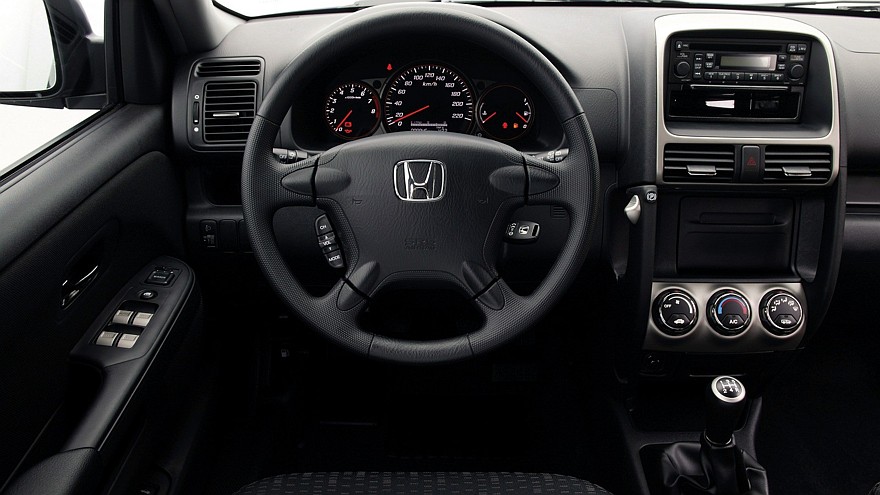 На фото: Торпедо Honda CR-V 