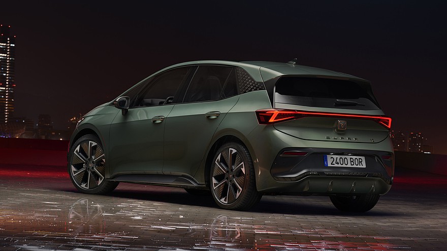 На фото: актуальный хэтчбек Cupra Born VZ