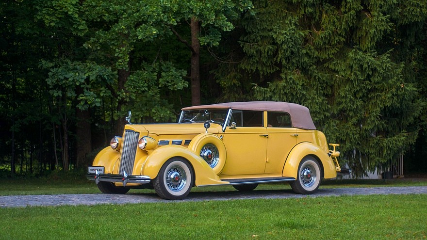 Packard Eight 1937 жёлтый три четверти
