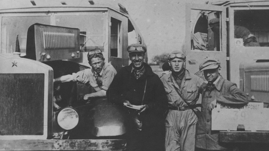 Андронов (крайний слева) с грузовиками ЯГ в дизельном автопрбеге 1934 года