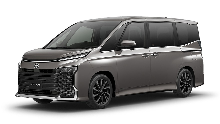 На фото: обновлённый минивэн Toyota Voxy